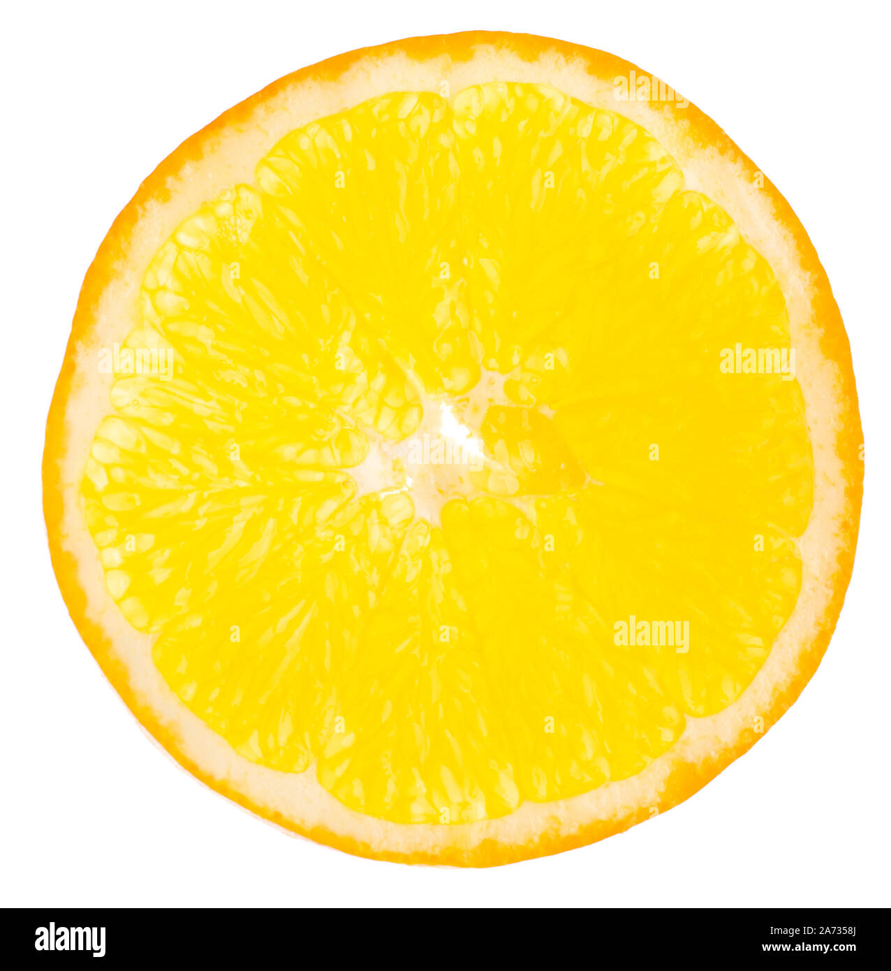Una fetta di un isolato di colore arancione su sfondo bianco Foto Stock