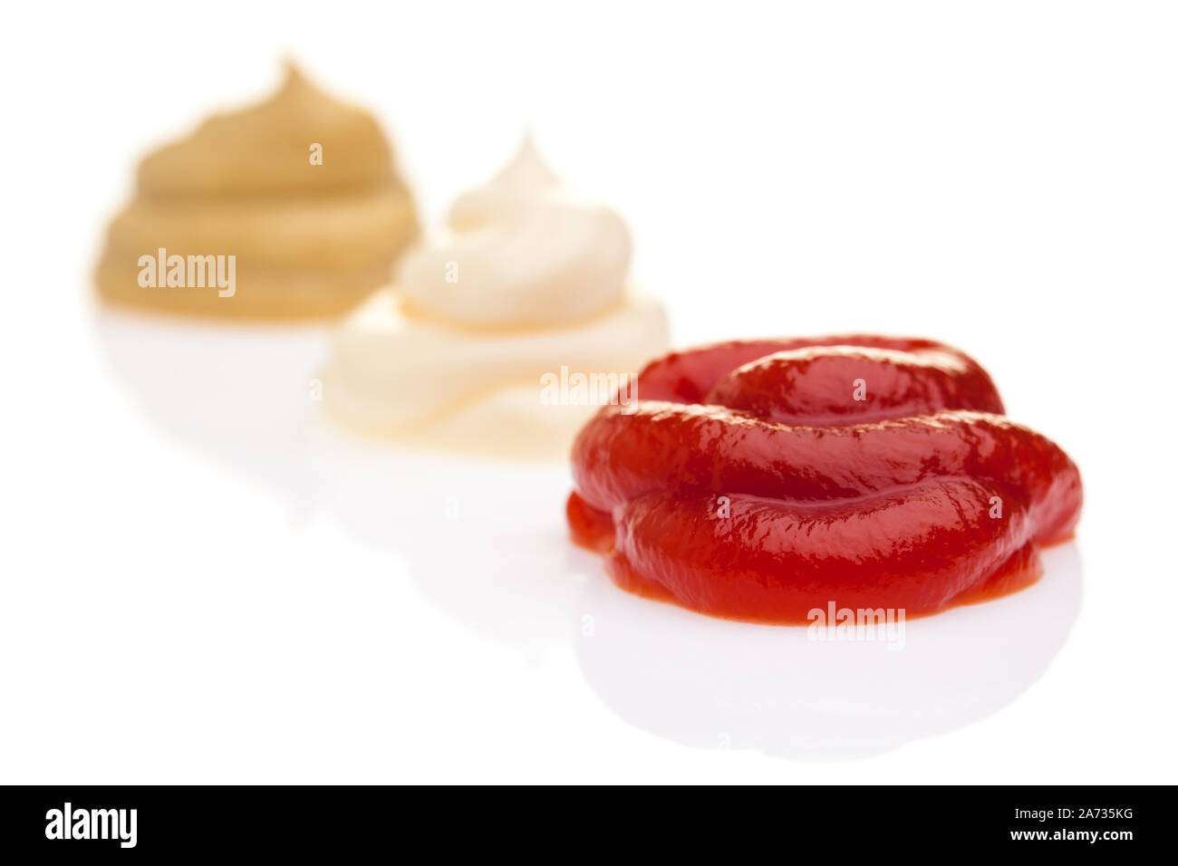 Ketchup, maionese e senape isolati su sfondo bianco Foto Stock