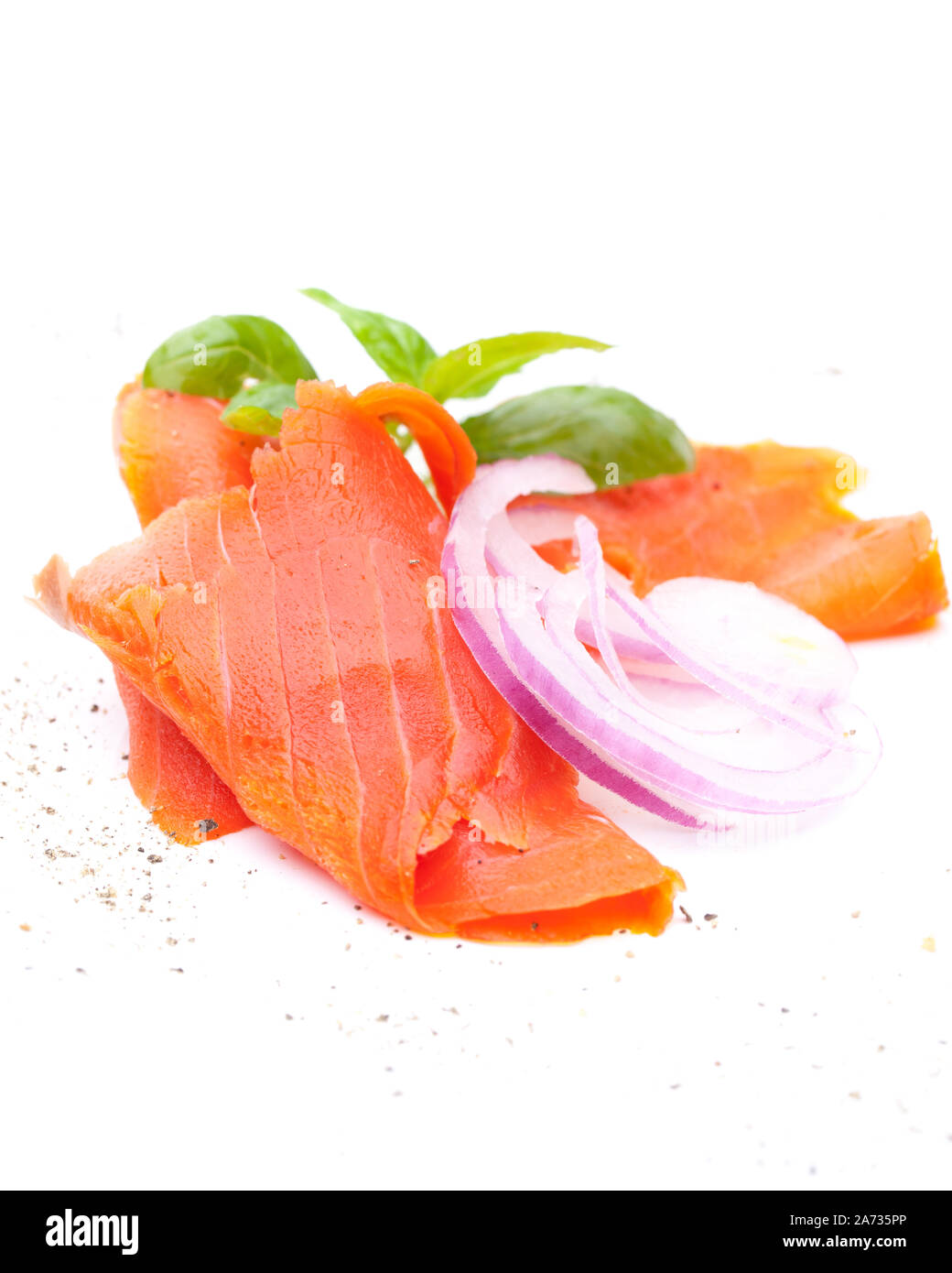Fette di Salmone con cipolla isolati su sfondo bianco Foto Stock
