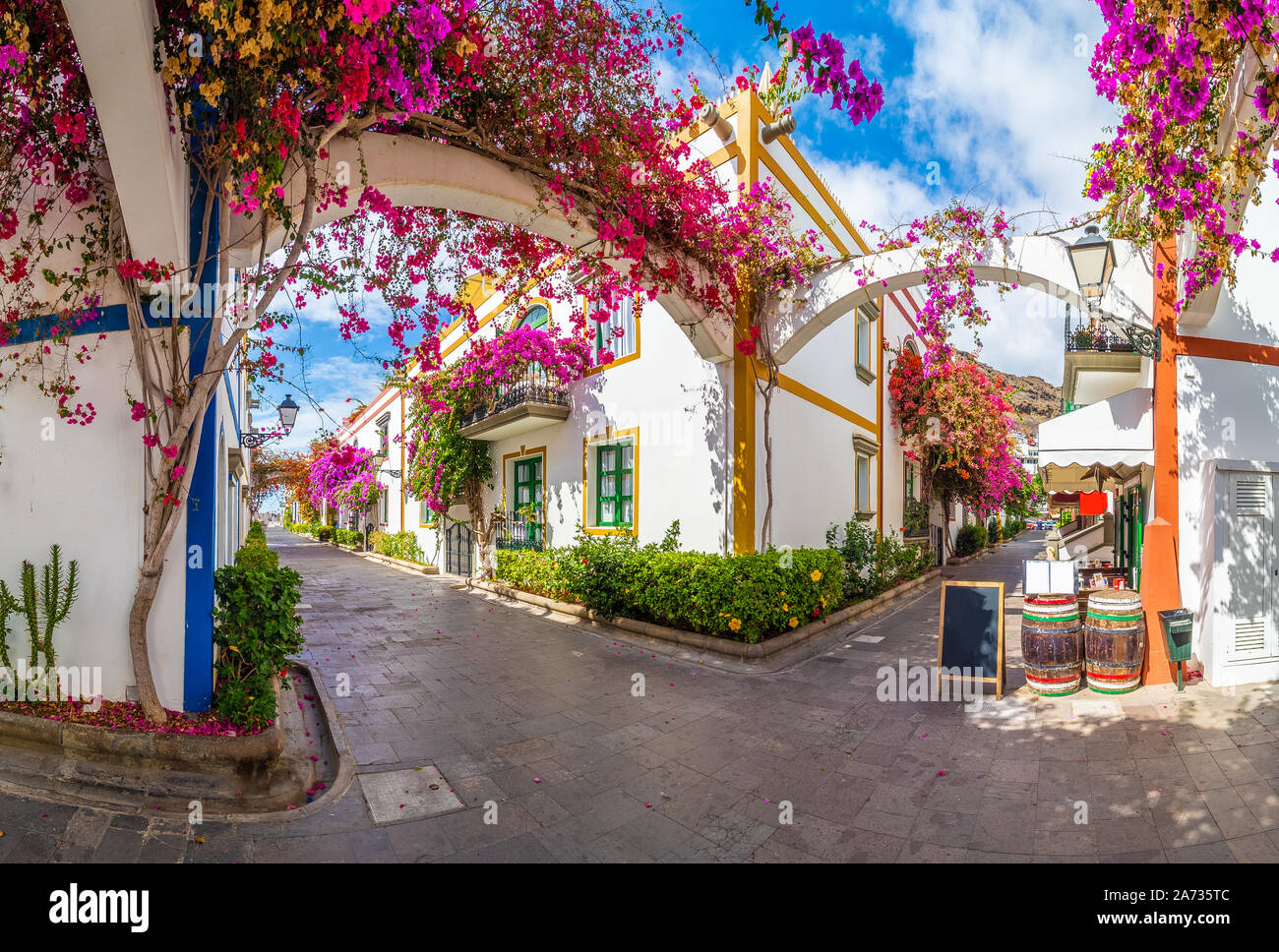 Strada con fiori in Puerto de Mogan, Gran Canaria Island, Spagna Foto Stock