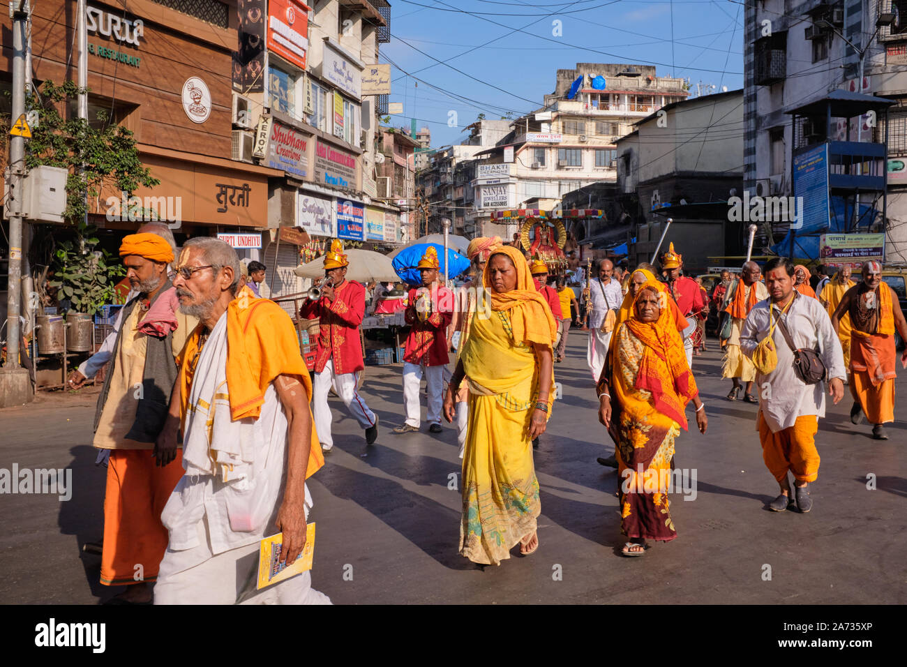 In una processione in onore di Venkateshwara, la divinità del Tempio Fanaswadi in area Bhuleshwar, Mumbai, India, i fedeli a piedi davanti al dio's Chariot Foto Stock