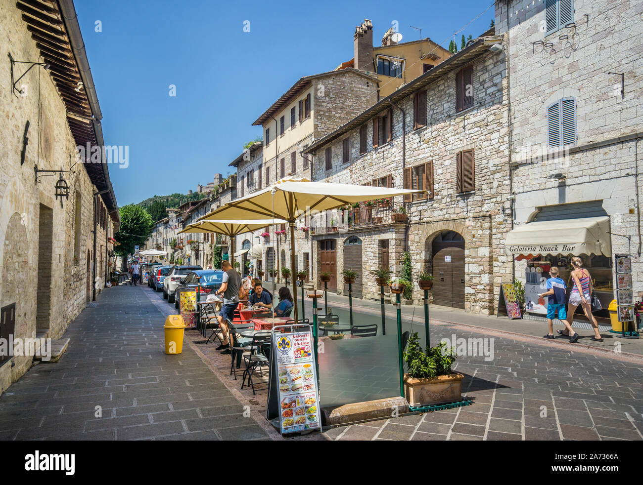 Via Borgo Aretino che conduce all'antica collina umbra Città di Assisi, Umbria, Italia Foto Stock