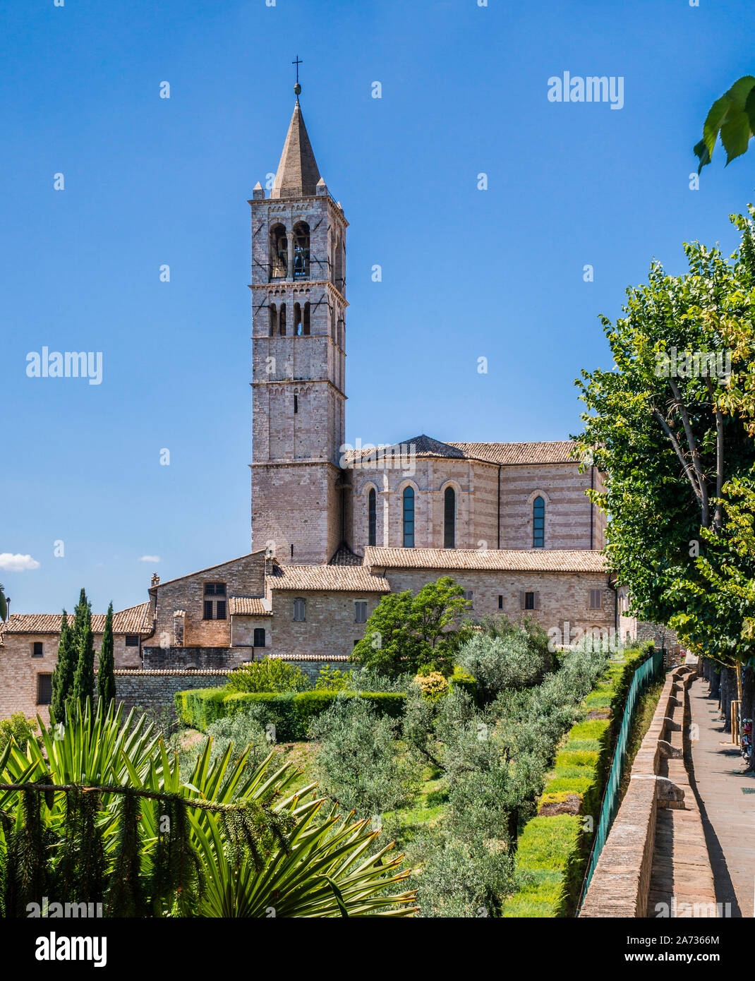 Vista della Basilica di Santa Chiara, che è dedicato a e contiene le spoglie di Santa Chiara di Assisi, un seguace di San Francesco d Assisi e fo Foto Stock