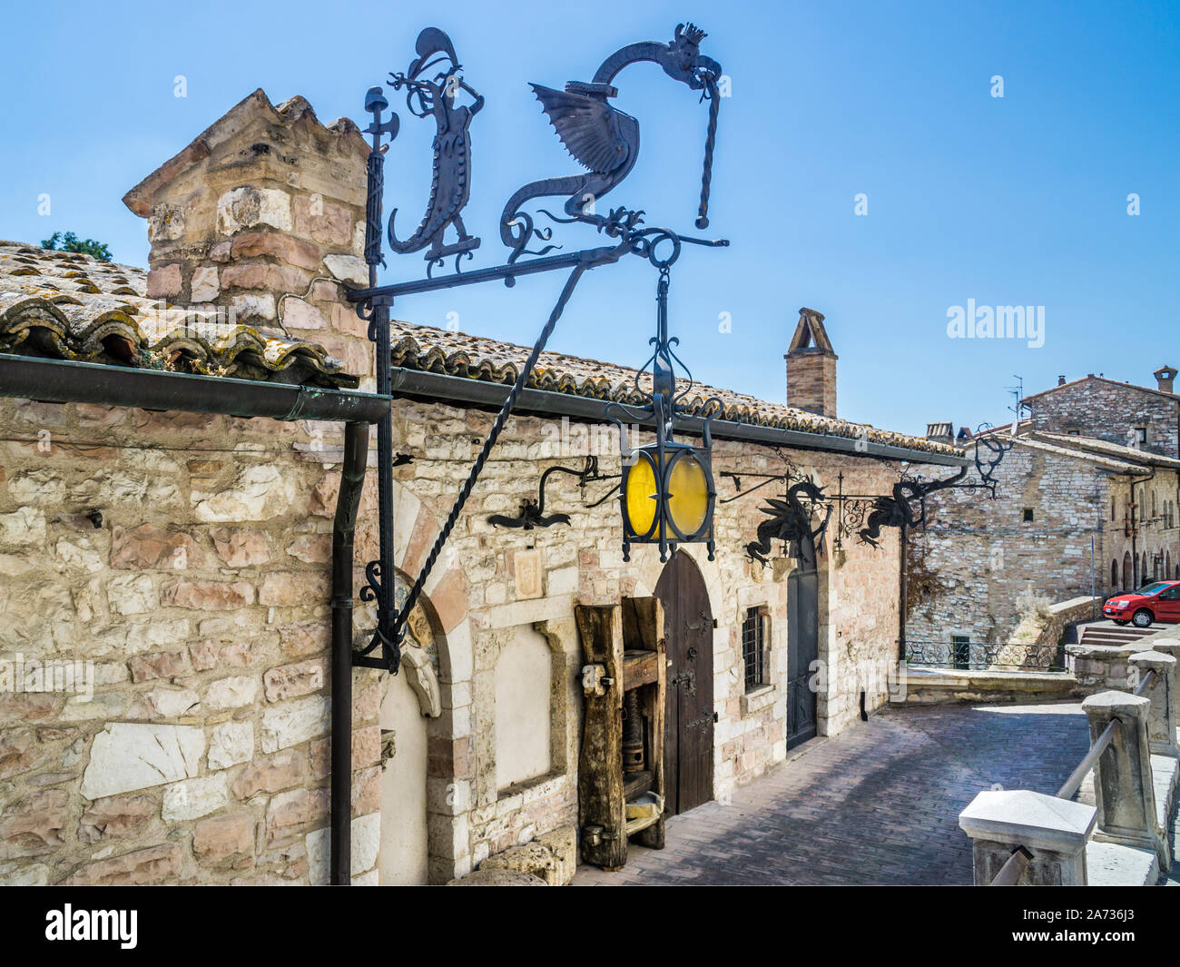 Ferro battuto araldica presso un'antica casa di pietra in Via Fontebella, Assisi, Umbria, Italia Foto Stock