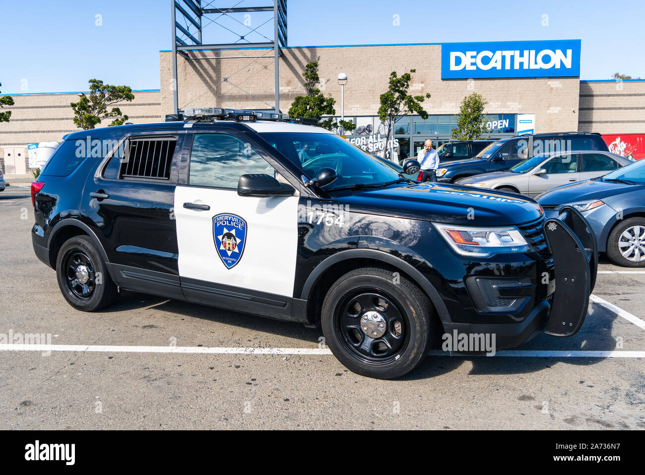 Oct 18, 2019 Emeryville / CA / STATI UNITI D'AMERICA - Emeryville dipartimento di polizia stazionati del veicolo nella parte anteriore del Decathlon negozio di articoli sportivi Foto Stock