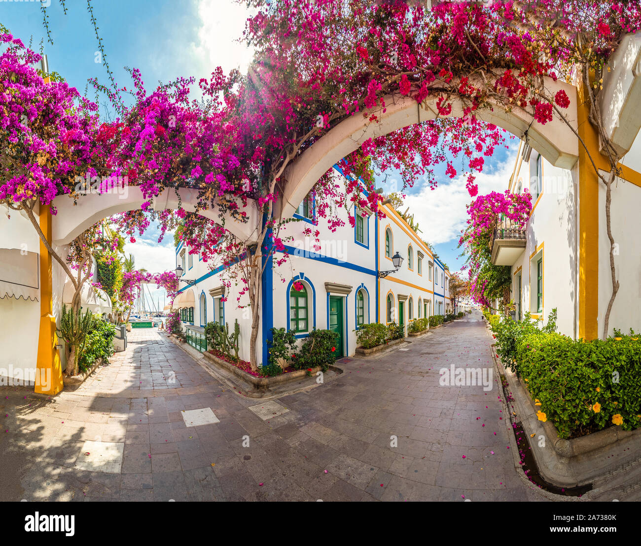 Strada con fiori in Puerto de Mogan, Gran Canaria Island, Spagna Foto Stock