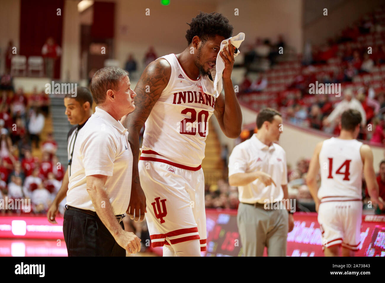 Bloomington, Stati Uniti. 29 ott 2019. Indiana University di De'Ron Davis (20) lascia la corte emorragia da un infortunio mentre si gioca contro Gannon durante la fiera del NCAA di pallacanestro a Simon Skjodt Assembly Hall in Bloomington.(punteggio finale; Indiana University 84:54 Gannon) Credito: SOPA Immagini limitata/Alamy Live News Foto Stock