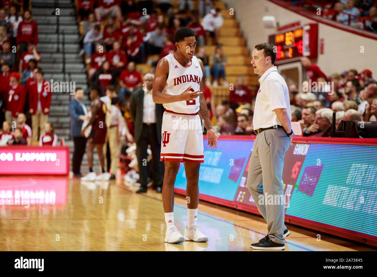 Bloomington, Stati Uniti. 29 ott 2019. Indiana University's Armaaan Franklin (2) parla con pulmann Archie Miller mentre giocando contro Gannon durante la fiera del NCAA di pallacanestro a Simon Skjodt Assembly Hall in Bloomington.(punteggio finale; Indiana University 84:54 Gannon) Credito: SOPA Immagini limitata/Alamy Live News Foto Stock