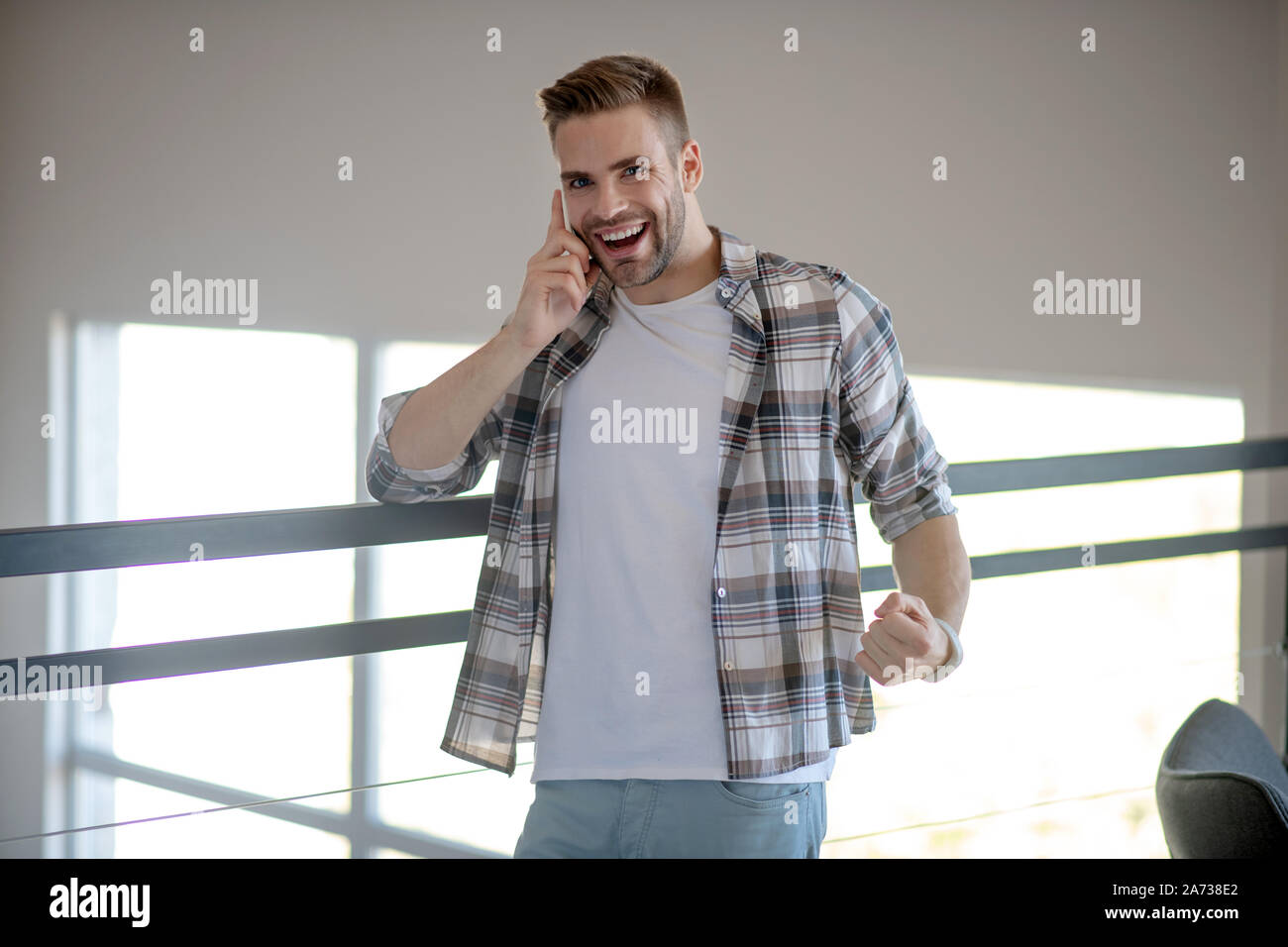 Bello allegro uomo sensazione stupiti dopo aver udito la Buona novella Foto Stock