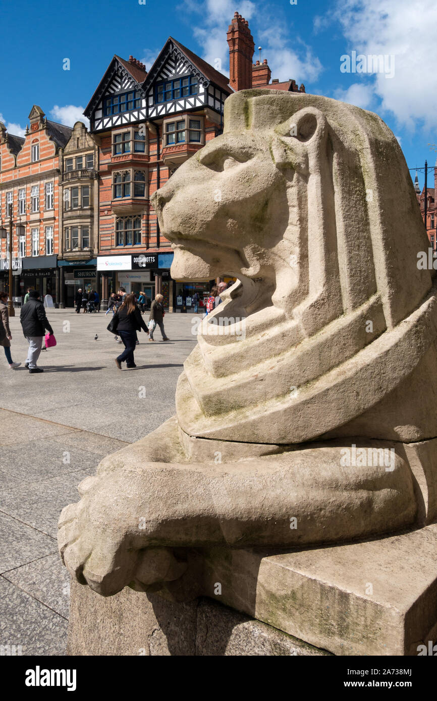 Grande leone di pietra statue in Nottingham la Vecchia Piazza del Mercato con il vecchio Queens Camere edificio e lunga fila al di là, Nottingham, Inghilterra, Regno Unito Foto Stock