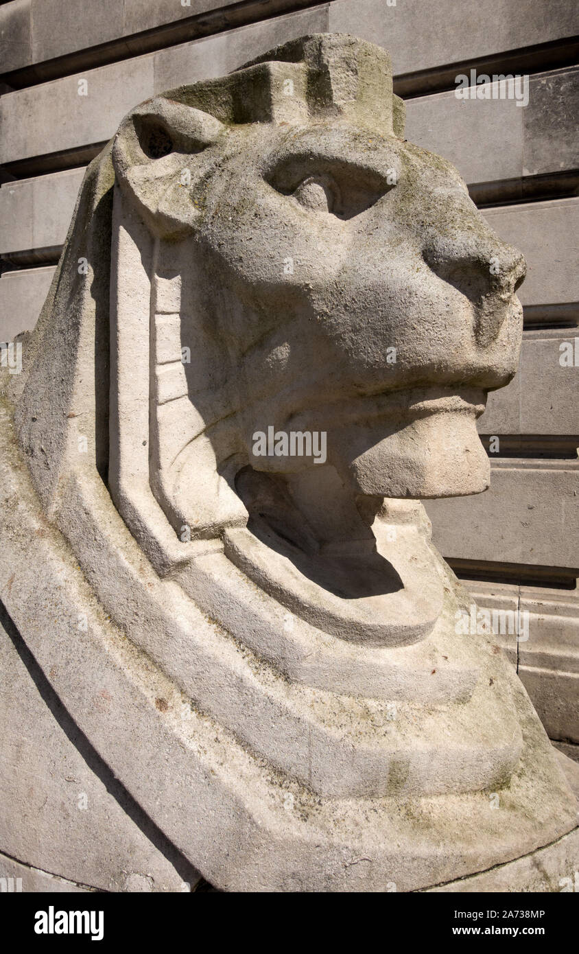 Grande leone di pietra statua che si trova nella parte anteriore del Consiglio di Nottingham House Building, Old Market Square,Nottingham, Inghilterra, Regno Unito Foto Stock