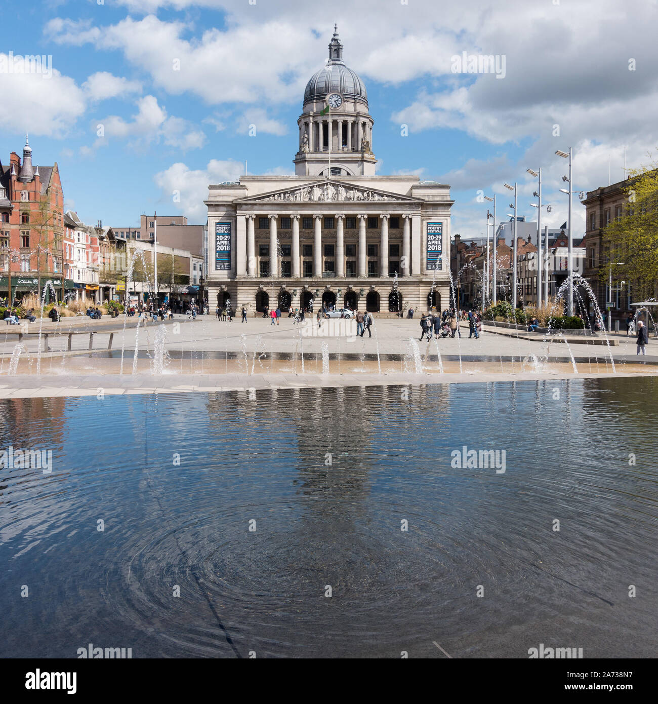 Funzione di acqua nella vecchia piazza del mercato di Nottingham Council House edificio in background, Nottingham City, Inghilterra, Regno Unito. Foto Stock