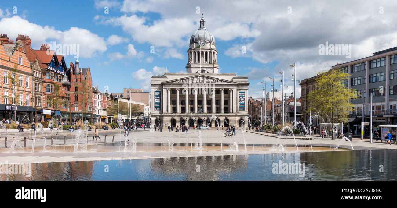 Funzione di acqua nella vecchia piazza del mercato di Nottingham Council House edificio in background, Nottingham City, Inghilterra, Regno Unito. Foto Stock