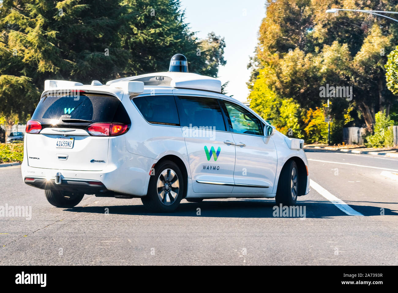 Oct 26, 2019 Sunnyvale / CA / STATI UNITI D'AMERICA - Waymo auto auto pilotaggio effettuando test su una strada vicino a Google di uffici, Silicon Valley; Waymo, filiale di Foto Stock