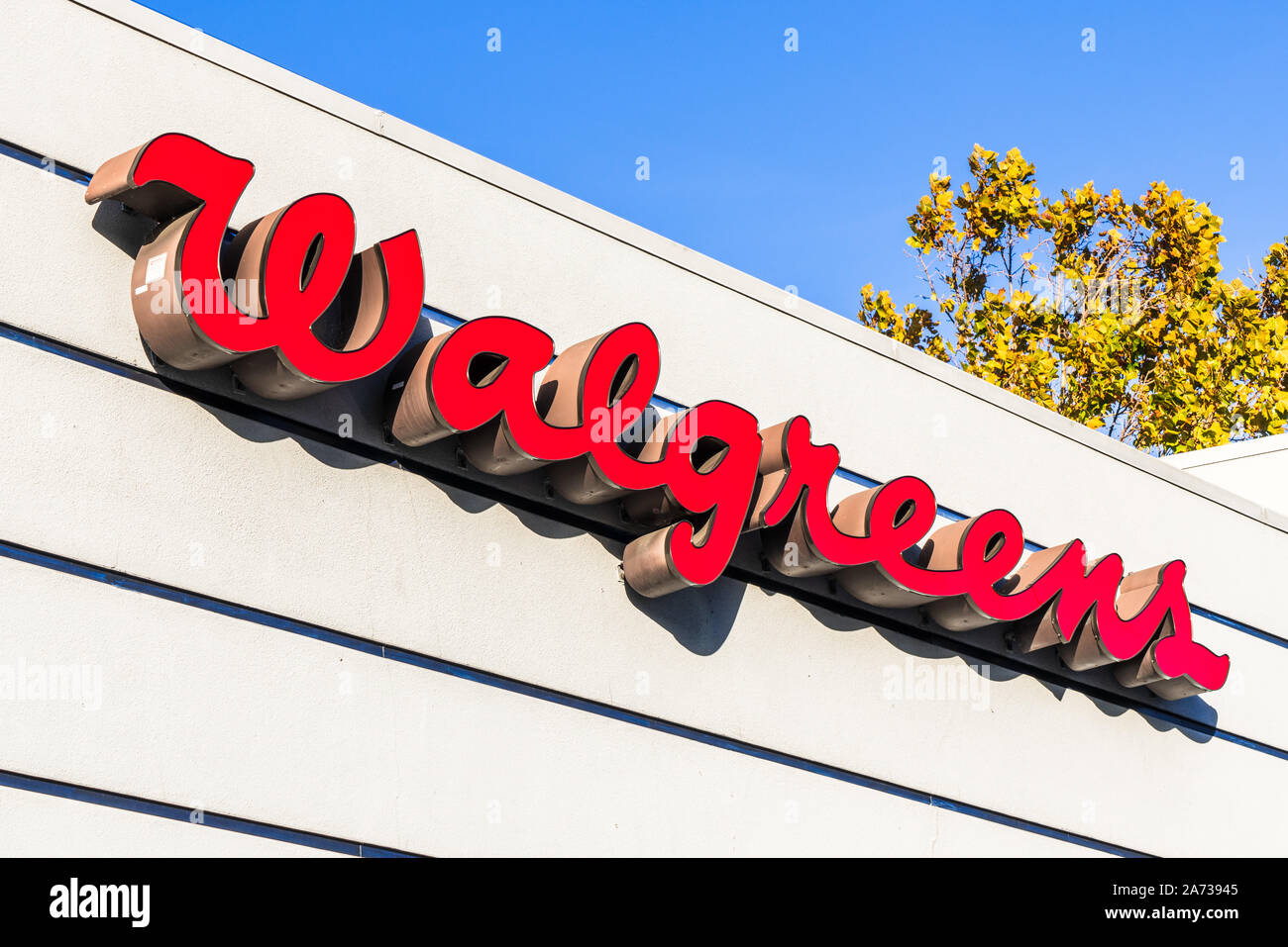 Ottobre 24, 2019 Sunnyvale / CA / STATI UNITI D'AMERICA - Walgreens pharmacy logo; Walgreens (parte di Walgreens stivali Alliance Inc. holding) aziona la seconda ampia Foto Stock