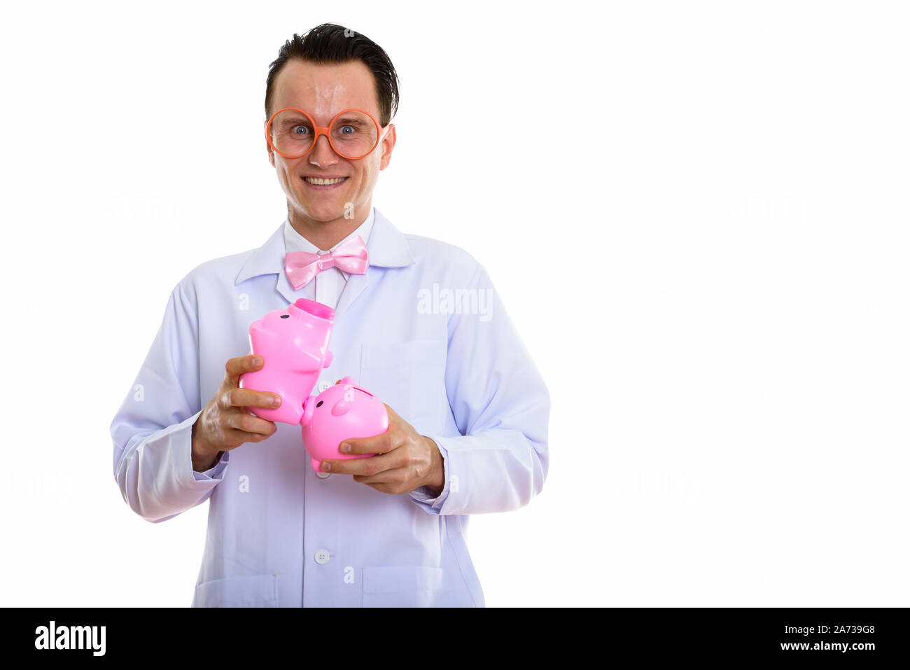 Ritratto di crazy giovane medico giocando con il salvadanaio Foto Stock