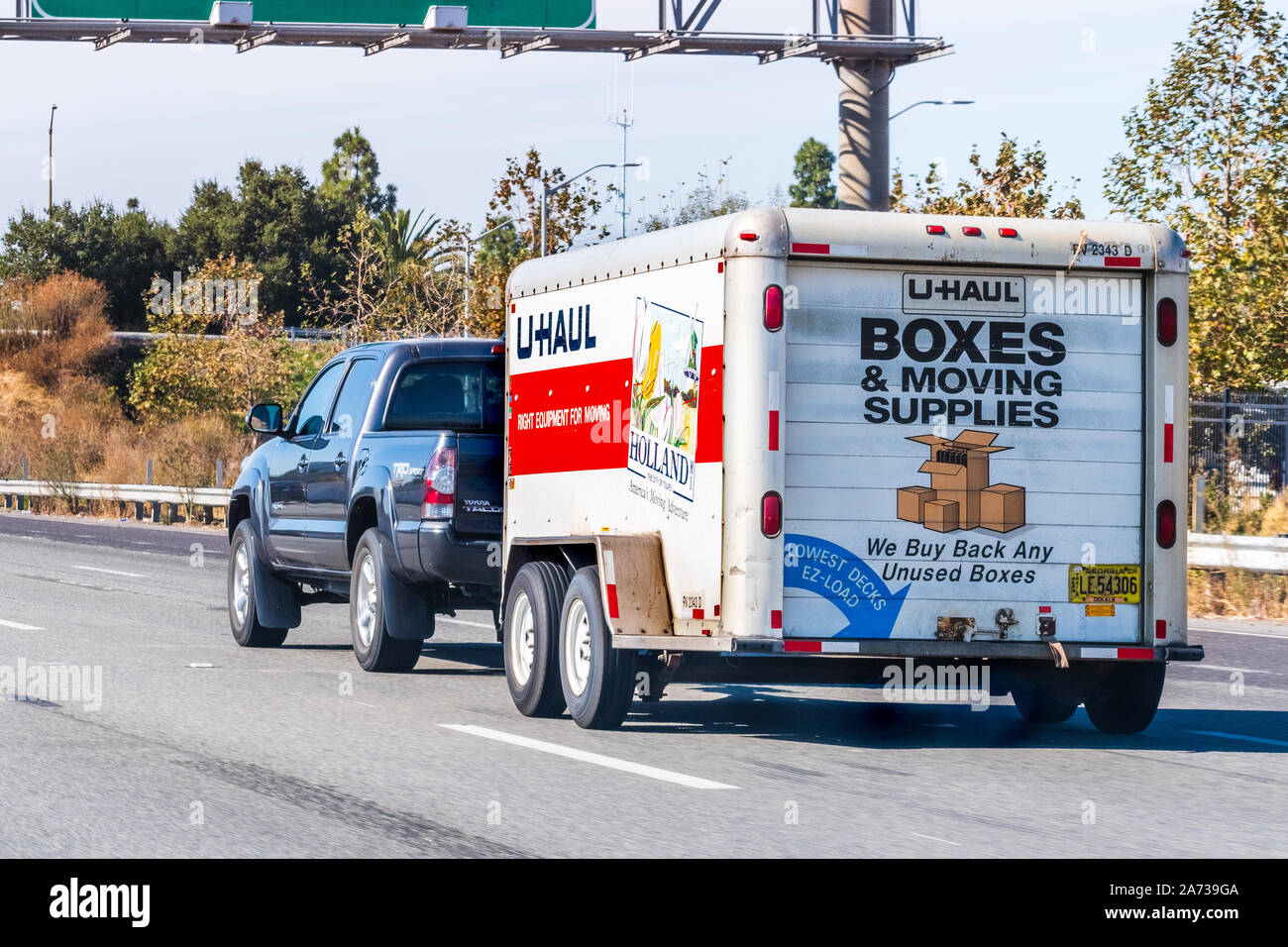 Oct 26, 2019 Mountain View / CA / STATI UNITI D'AMERICA - Semi di traino del carrello un U-haul cargo rimorchio, su una superstrada in San Francisco Bay Area; U-haul è un Americano movin Foto Stock