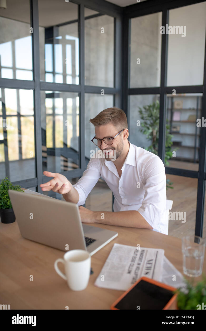 Imprenditore avente la video chat con il segretario al mattino Foto Stock