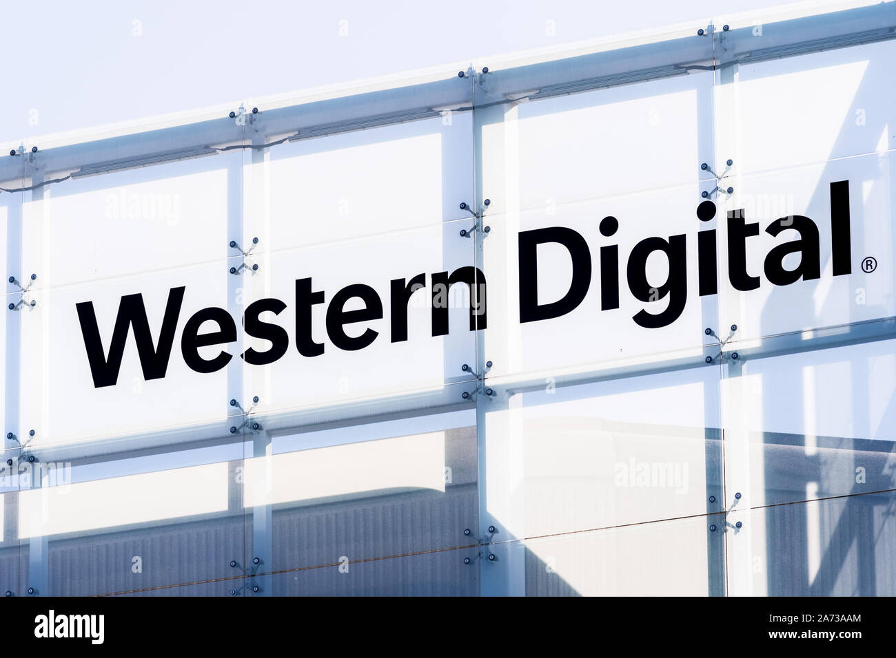 Oct 27, 2019 Milpitas / CA / STATI UNITI D'AMERICA - Western Digital logo presso la sede nella Silicon Valley; Western Digital Corporation è un americano di computer har Foto Stock
