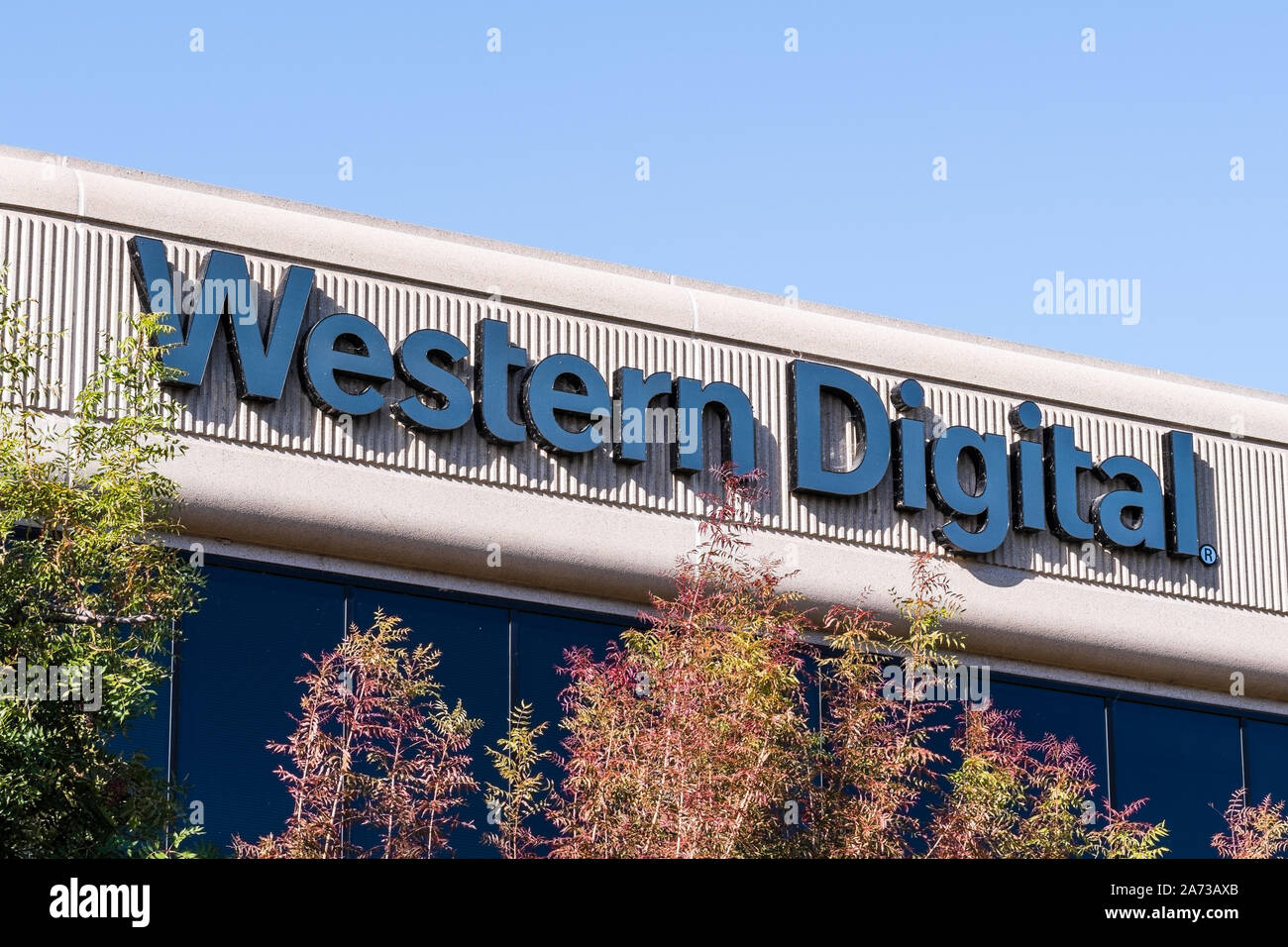 Oct 27, 2019 Milpitas / CA / STATI UNITI D'AMERICA - Western Digital logo presso la sede nella Silicon Valley; Western Digital Corporation è un americano di computer har Foto Stock
