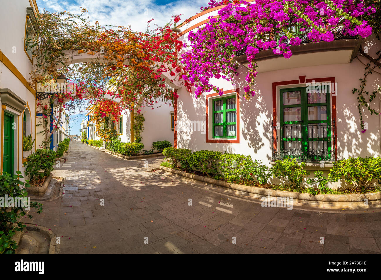 Strada con fiori in Puerto de Mogan, Gran Canaria Island, Spagna Foto Stock