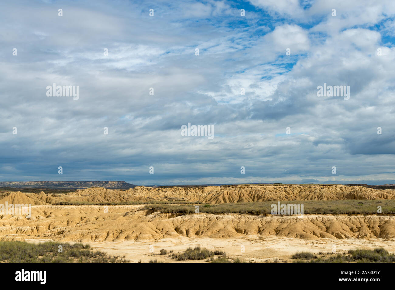 Sedimentarie colline erose sulla massa bianca della spagnola semi-deserto Bardenas Reales Foto Stock