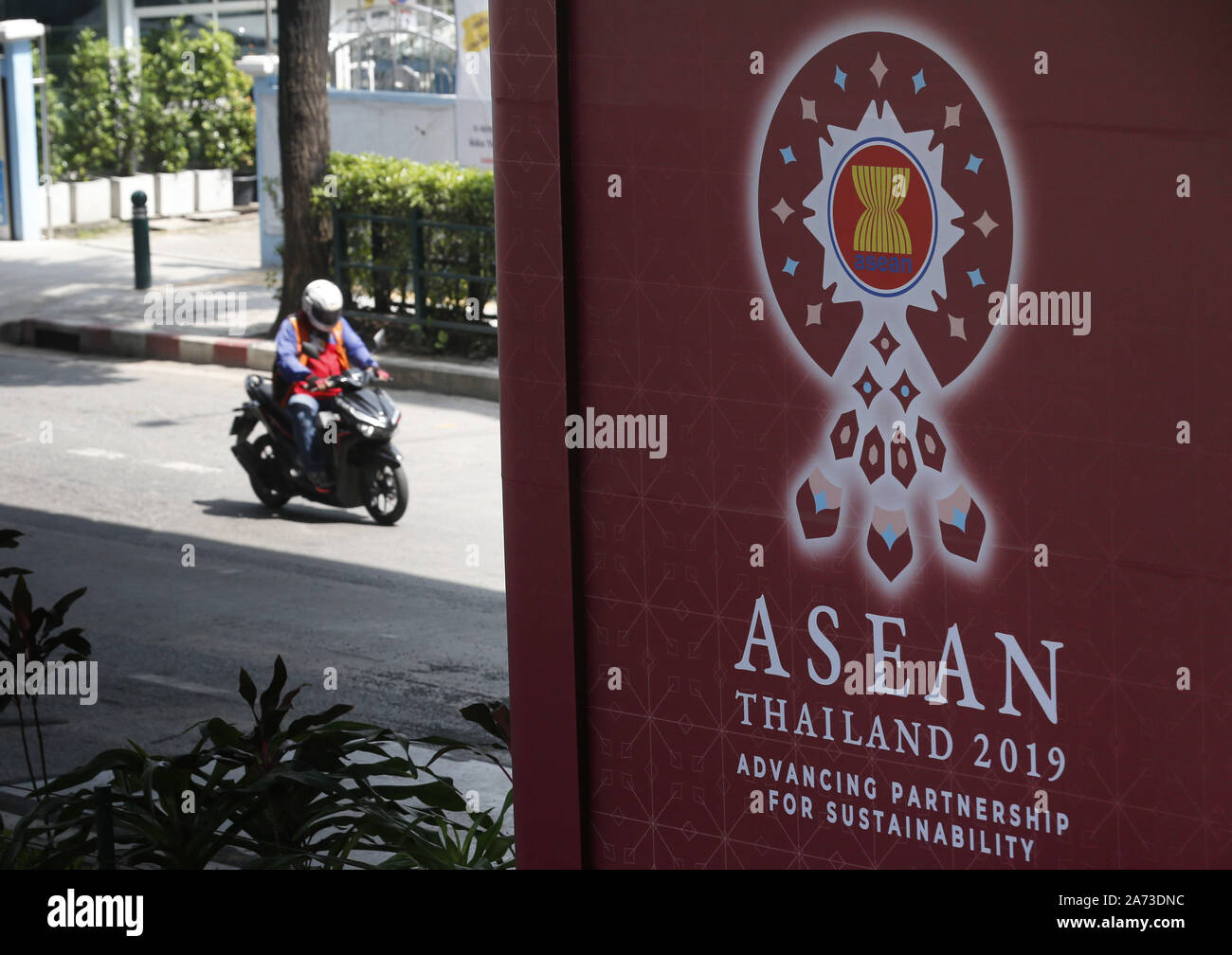 Bangkok, Tailandia. 30 ott 2019. Un banner di accogliere l'Associazione delle nazioni del sud-est asiatico (ASEAN) leader davanti del trentacinquesimo vertice ASEAN a Bangkok, in Thailandia. Credito: Chaiwat Subprasom SOPA/images/ZUMA filo/Alamy Live News Foto Stock