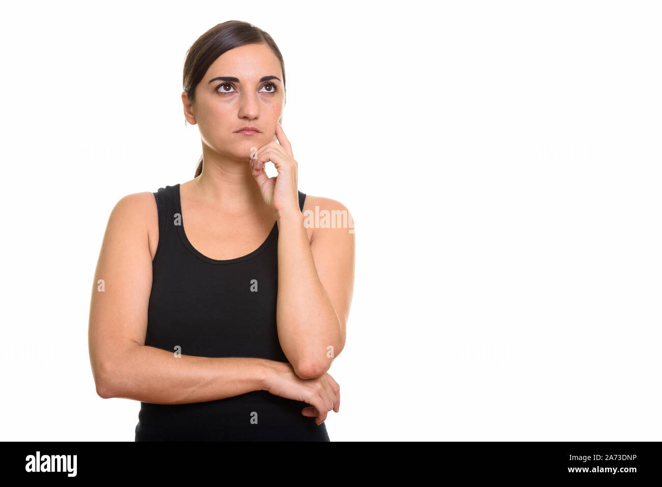 Studio shot di bella donna pensando con mano sul mento Foto Stock