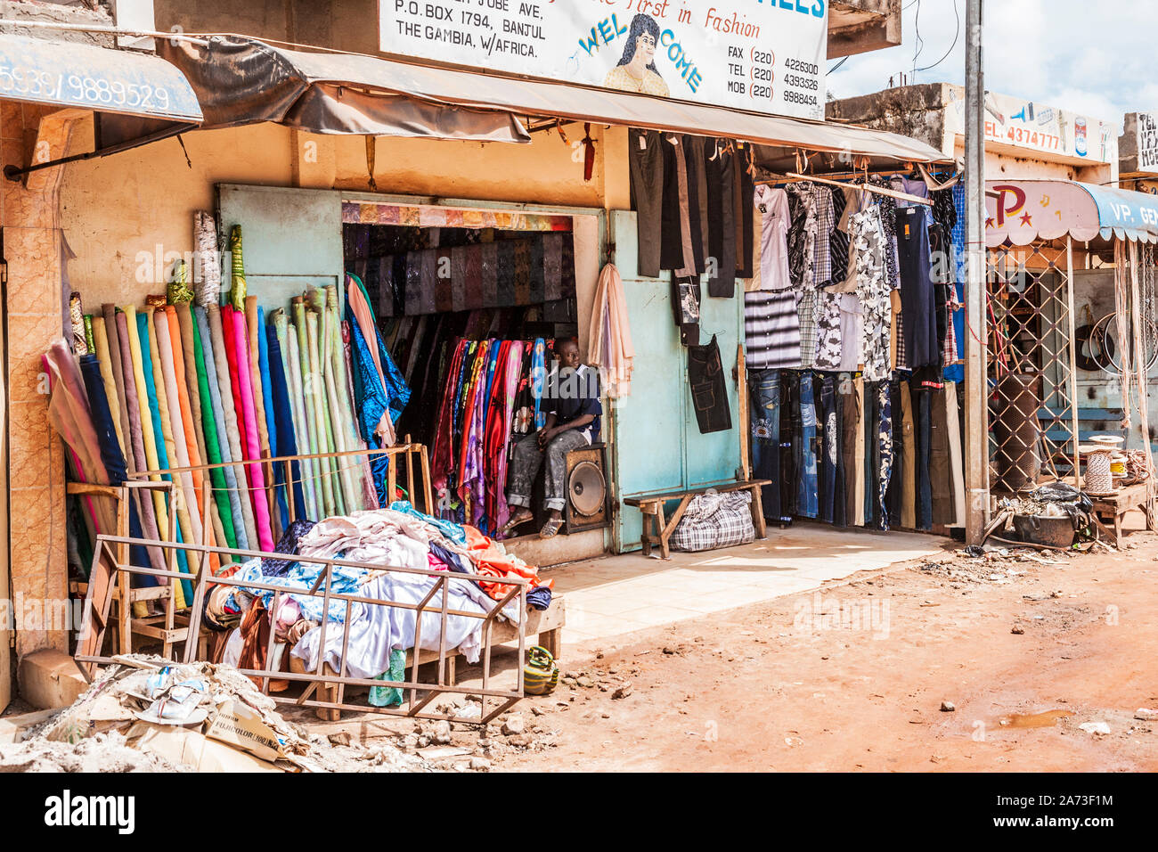 Negozio di tessuti di Banjul, capitale del Gambia, Africa occidentale. Foto Stock