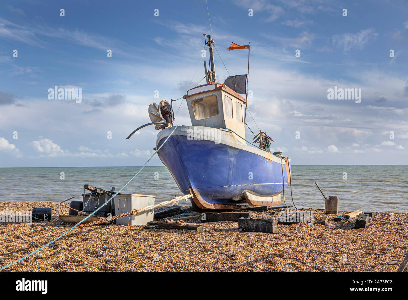 Barca da pesca su una spiaggia di ciottoli, Hythe kent. Foto Stock