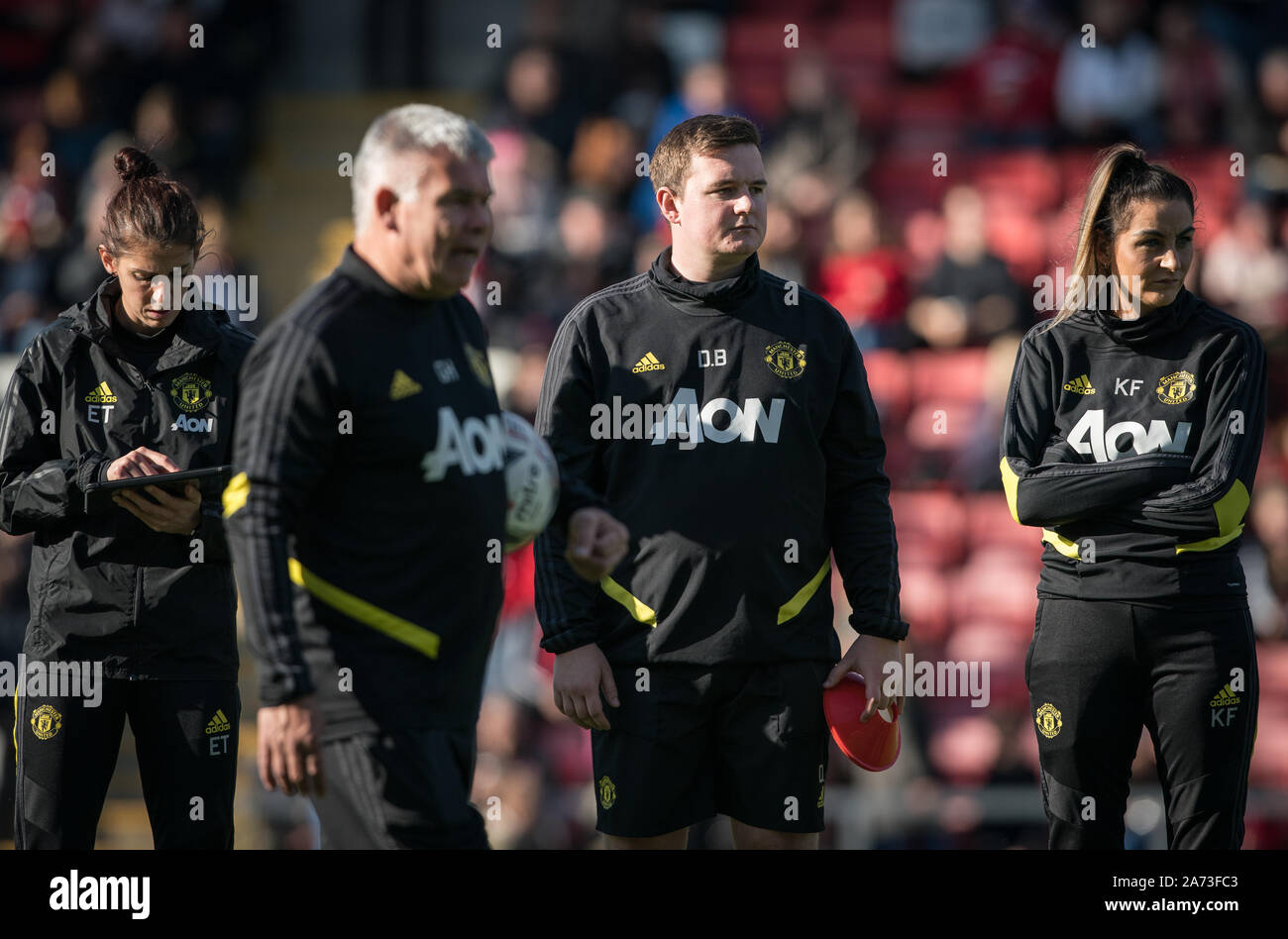 Man Utd donne Performance coach Elle Turner (sinistra), Man Utd donne portano fisioterapista Kitty Forrest (a destra) durante la FAWSL match tra Manchester Foto Stock