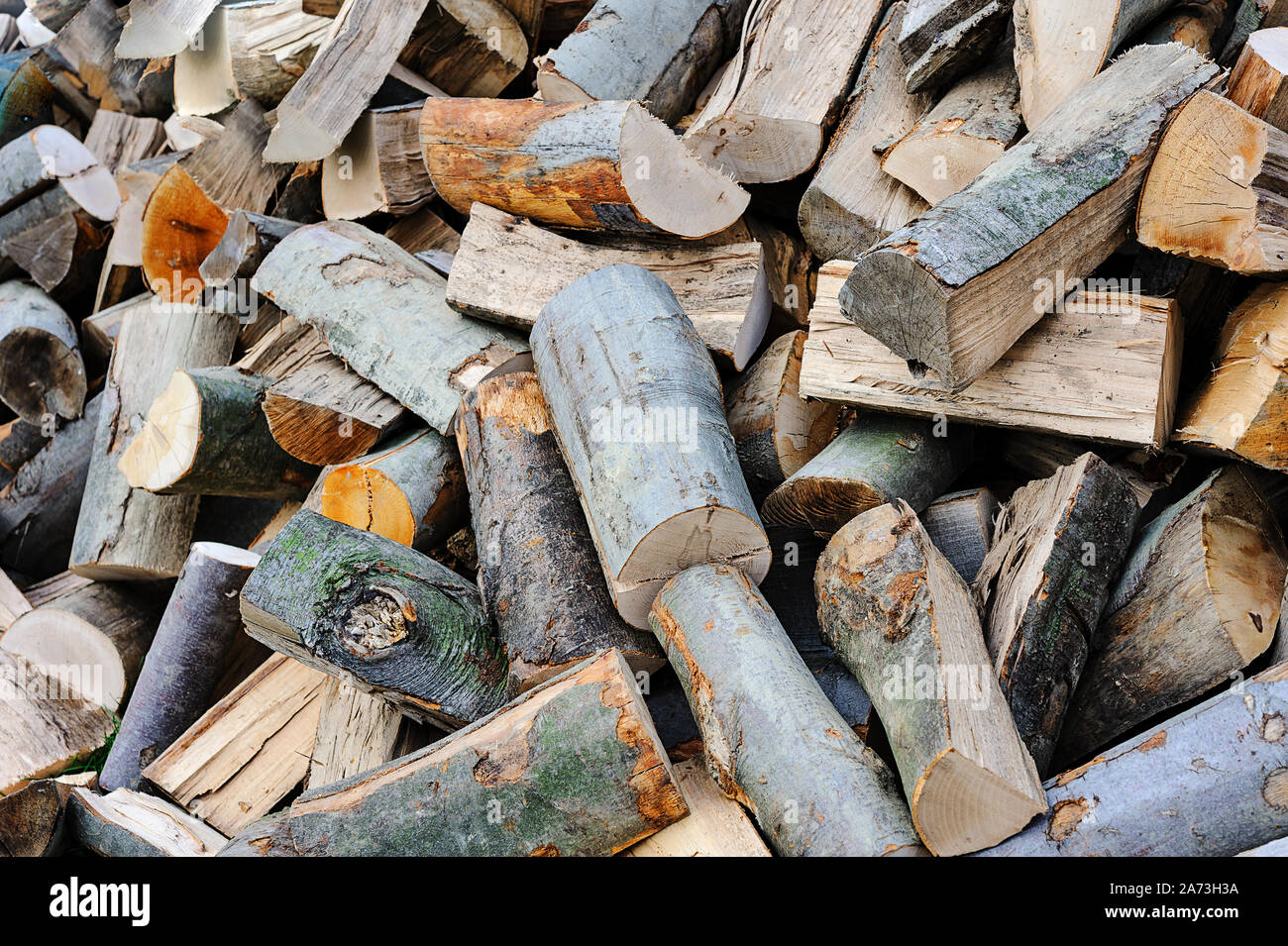 Concetto di immagine per la preparazione di legna da ardere per l'inverno - mucchio di legna da ardere spaccati. Foto Stock