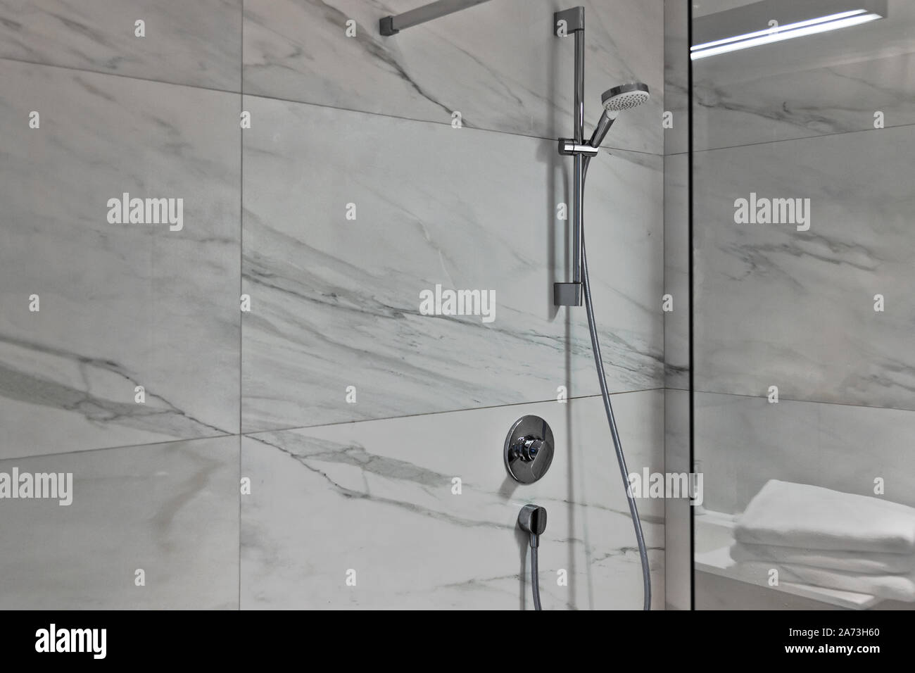 Elegante doccia in un generico bagno moderno con copia spazio per i vostri annunci. Foto Stock
