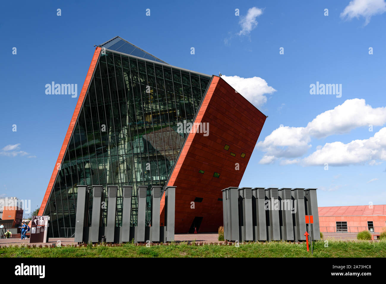 Gdansk, Polonia - 08 agosto 2019: il museo moderno edificio della seconda guerra mondiale a Danzica in una giornata di sole. Foto Stock