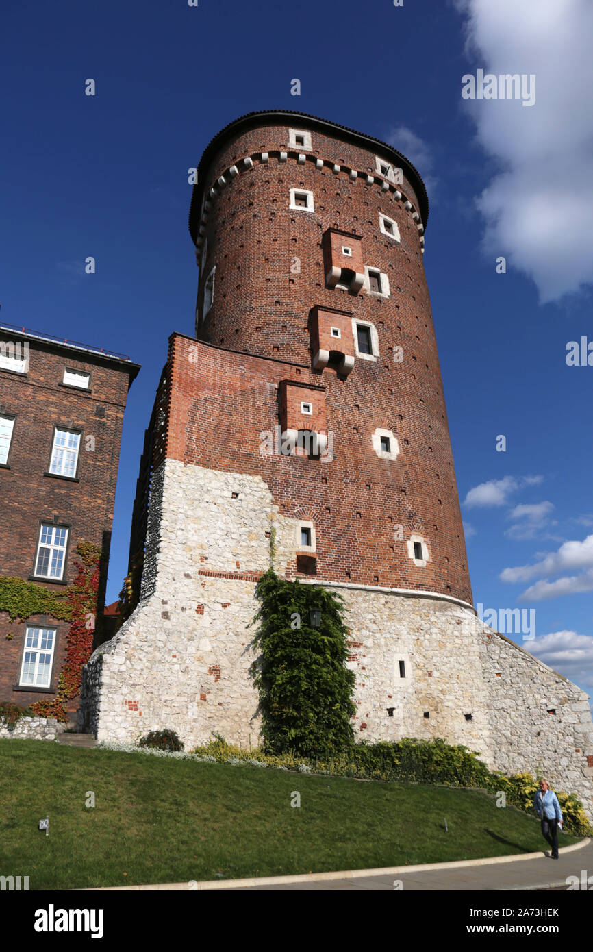 Cracovia. Cracovia. La Polonia. Wawel, castello reale sul colle di Wawel. Baszta Sandomierska Tower, parte della fortificazione del castello. Foto Stock
