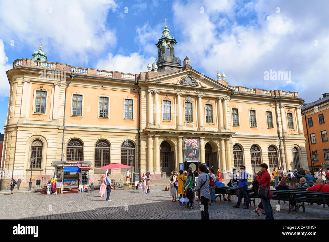 Stoccolma, Svezia - Agosto 09, 2019: i turisti in visita a Accademia svedese sulla Stortorget Square nella Città Vecchia di Stoccolma. Foto Stock
