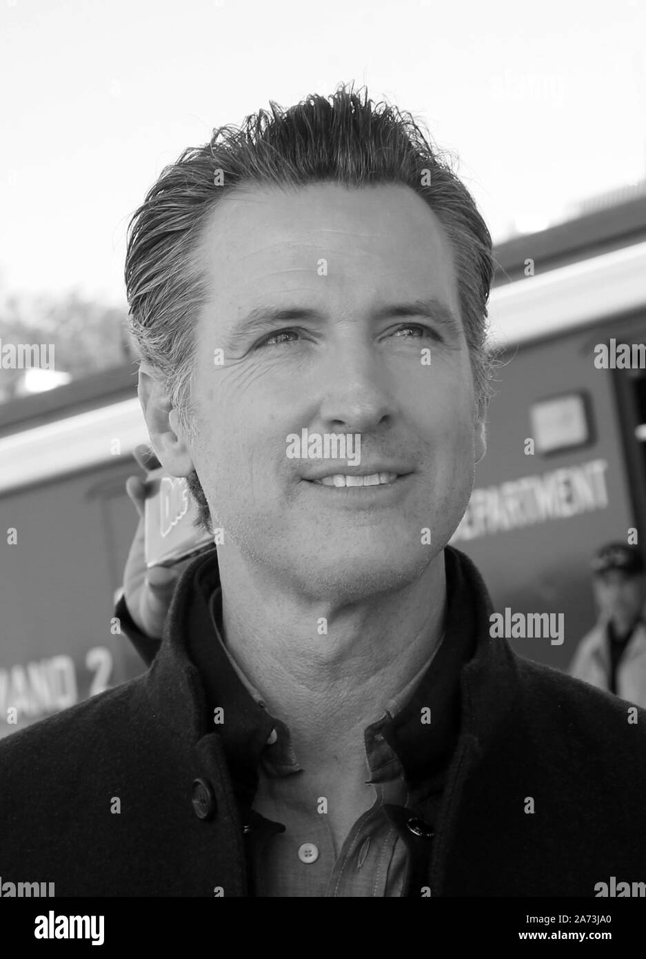 Los Angeles, Ca. 29 ott 2019. Governatore di Gavin Newsom, alla conferenza stampa per quanto riguarda il Getty fuoco che ha eruttato il giorno precedente lungo l'autostrada 405 vicino il Getty Center a Jackie Robinson Stadium al posto di comando a Los Angeles, la California il 29 ottobre 2019. Credito: Faye Sadou/media/punzone Alamy Live News Foto Stock