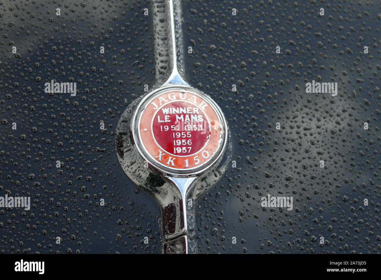 Emblema celebrativo le Mans sul retro di una Jaguar XK 150 Foto Stock