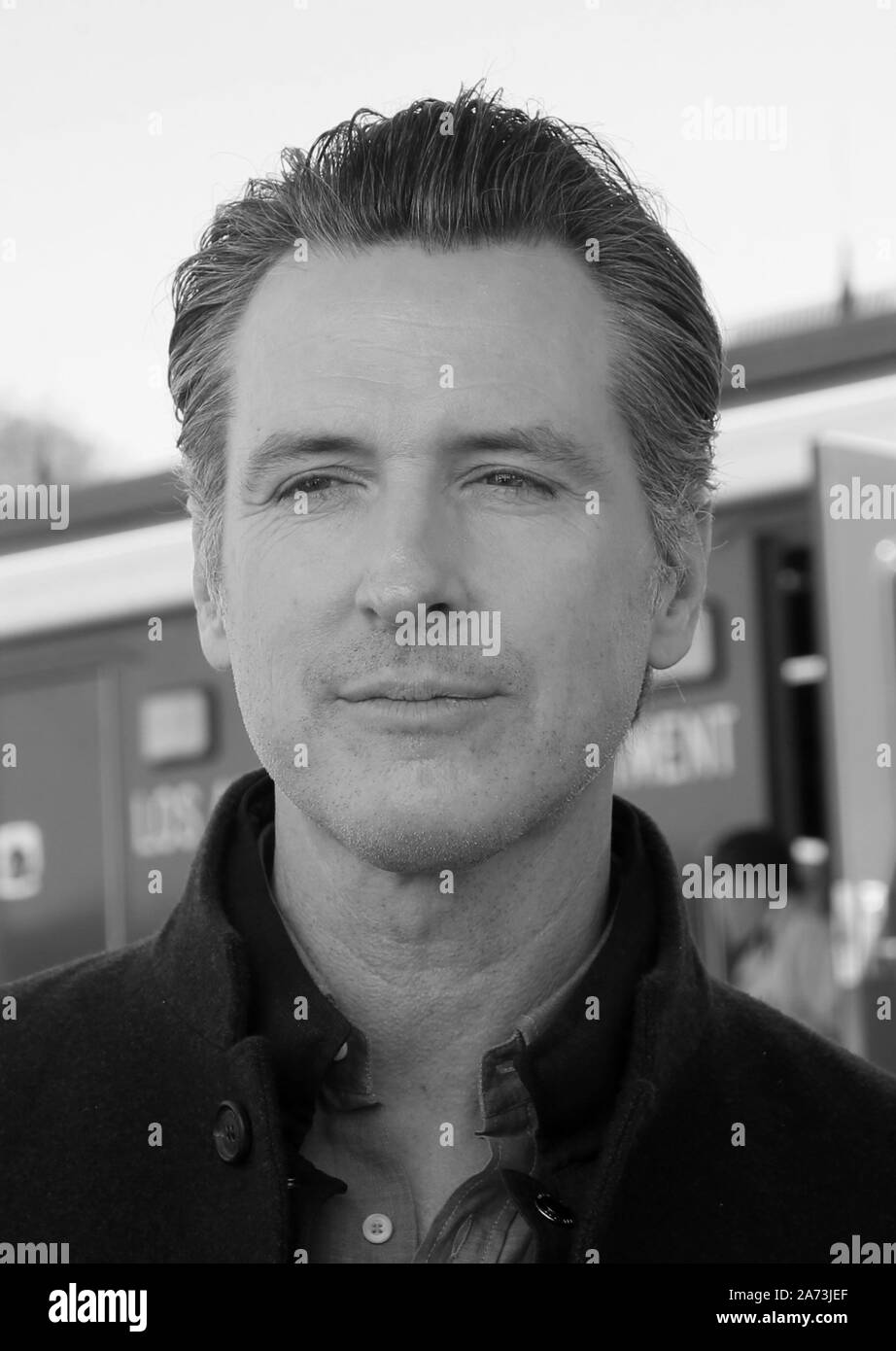 Los Angeles, Ca. 29 ott 2019. Governatore di Gavin Newsom, alla conferenza stampa per quanto riguarda il Getty fuoco che ha eruttato il giorno precedente lungo l'autostrada 405 vicino il Getty Center a Jackie Robinson Stadium al posto di comando a Los Angeles, la California il 29 ottobre 2019. Credito: Faye Sadou/media/punzone Alamy Live News Foto Stock