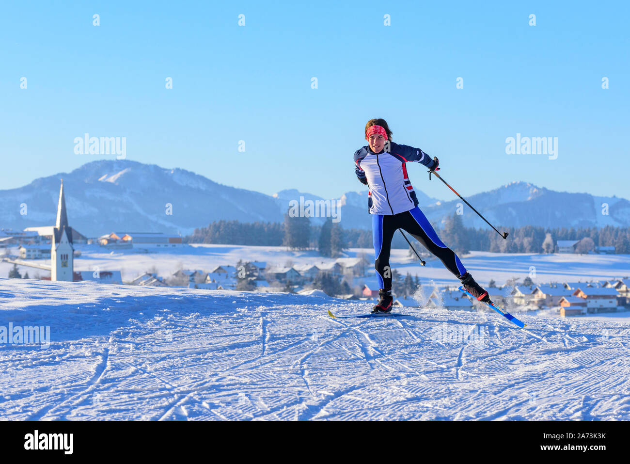 Condizioni perfette per lo sci di fondo nella natura invernale della regione di Allgäu Foto Stock