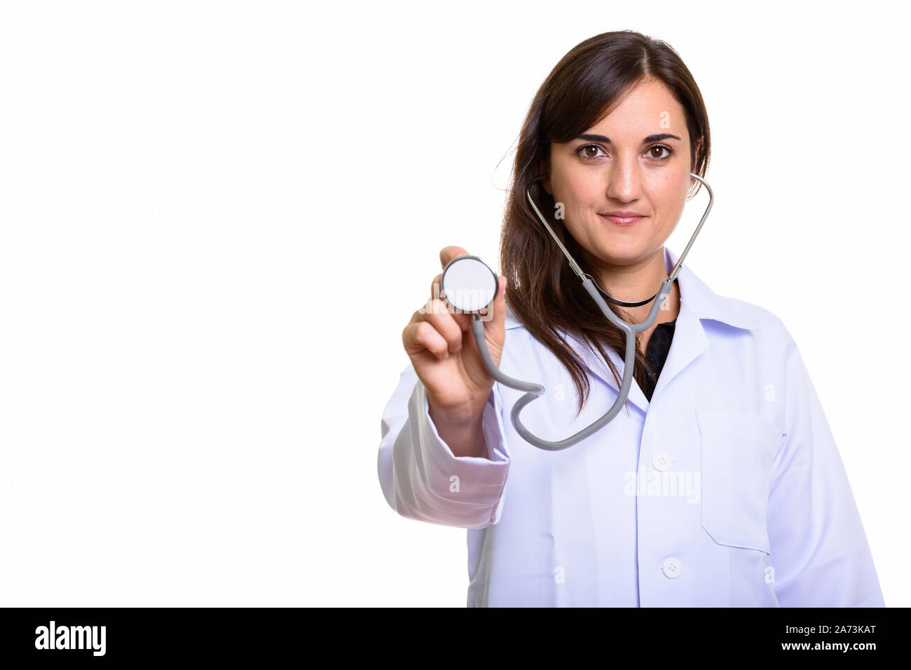 Studio shot di bella donna medico utilizzando uno stetoscopio Foto Stock