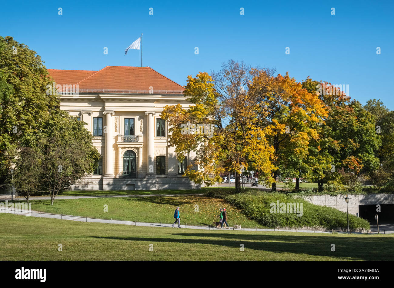 Monaco di Baviera, Germania. Vista esterna del Prinz-Carl-Palais, un palazzo costruito nello stile dei primi neoclassicismo, conosciuto anche come Palais Salabert. Foto Stock