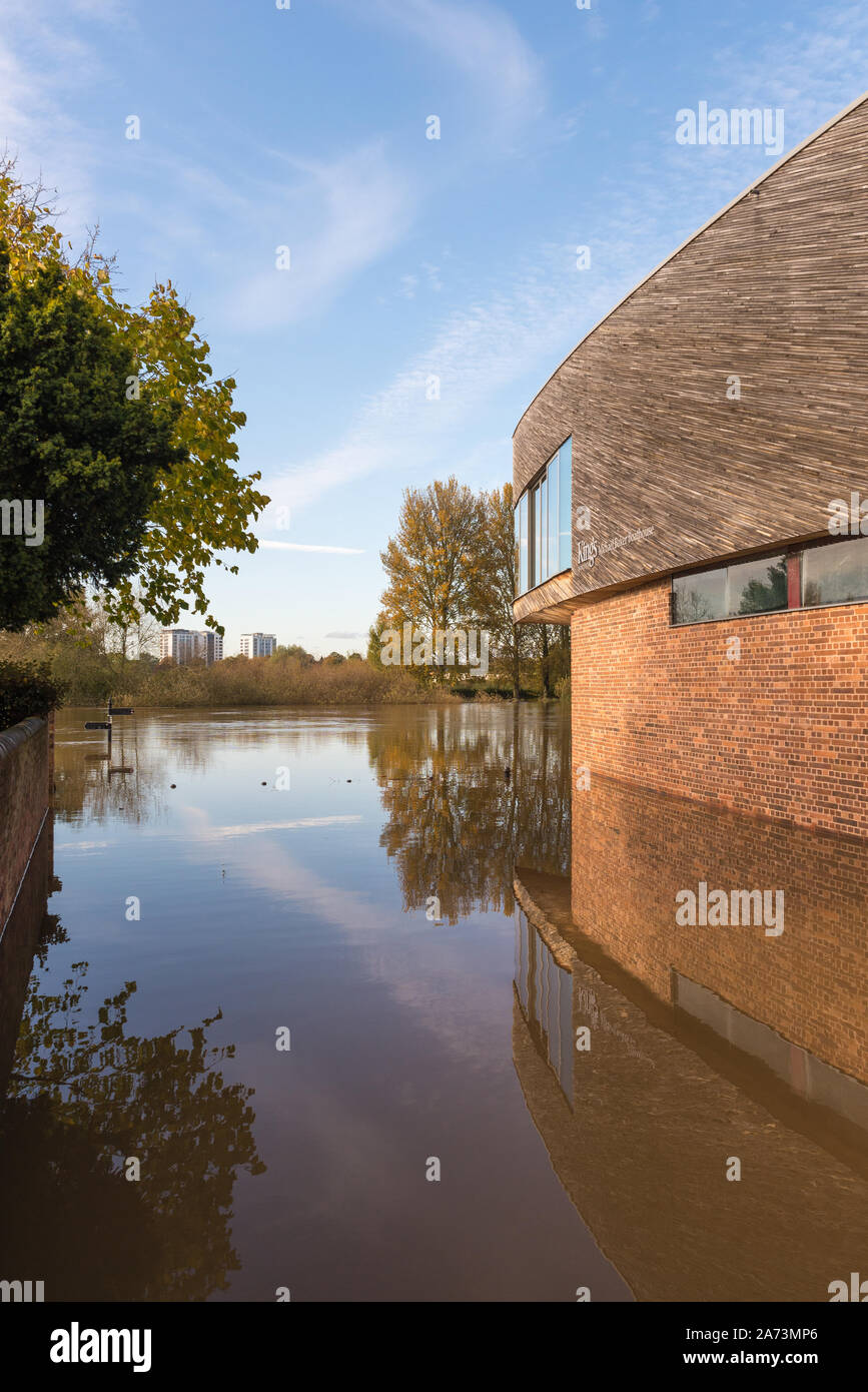 Livello di acqua alta sul fiume Severn a Worcester causare un allagamento intorno al re della scuola di Worcester Michael Baker Boathouse Foto Stock