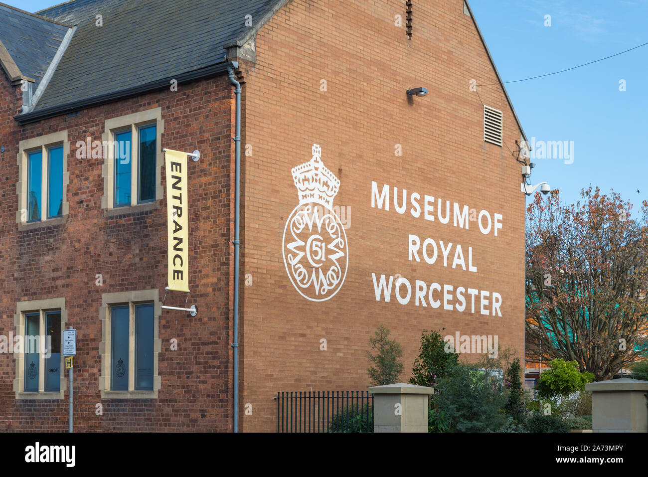 Segno per il museo del Royal Worcester azienda ceramica dipinta sulla parete laterale di mattoni rossi Foto Stock