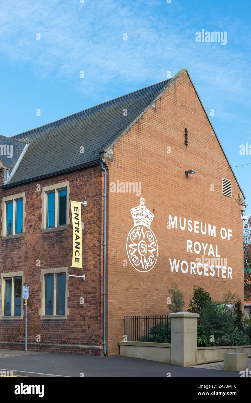 Segno per il museo del Royal Worcester azienda ceramica dipinta sulla parete laterale di mattoni rossi Foto Stock