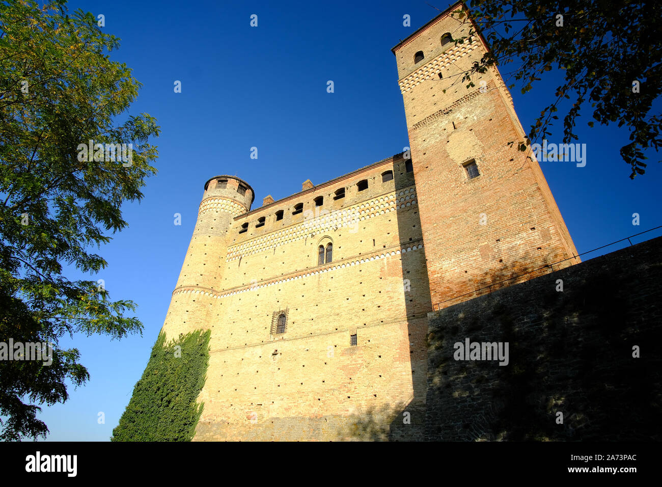 Il castello medievale di Serralunga d'Alba nel cuore delle Langhe piemontesi, in Italia Foto Stock
