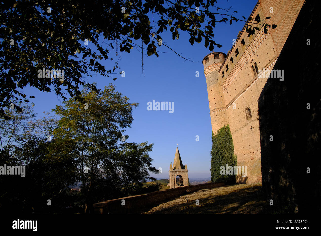 Il castello medievale di Serralunga d'Alba nel cuore delle Langhe piemontesi, in Italia Foto Stock