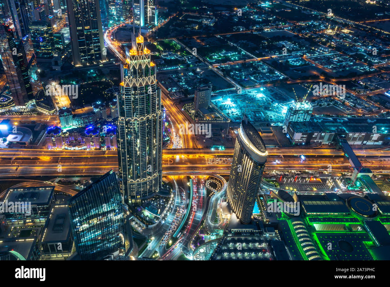 Vista aerea di Dubai alla notte visto da Burj Khalifa Tower, Emirati Arabi Uniti Foto Stock