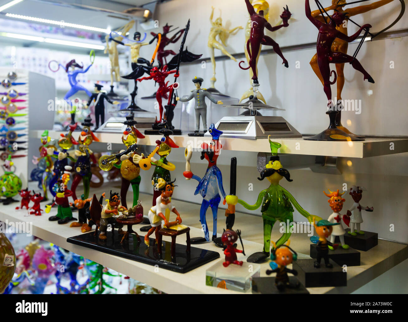 Murano originale arte figure di vetro e lavori di vetro sul display in veneziano negozio di souvenir Foto Stock