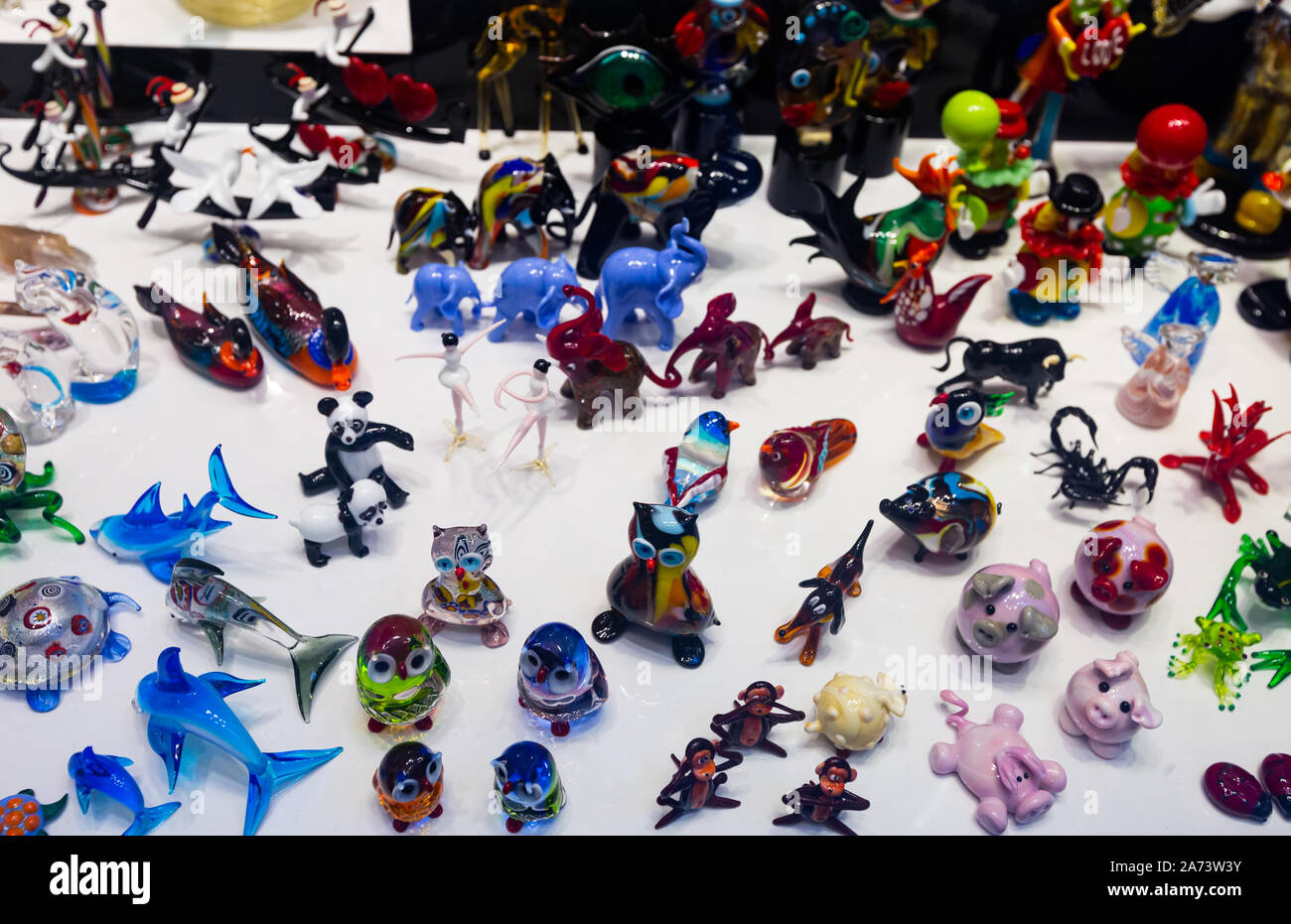 Murano originale arte figure di vetro e lavori di vetro sul display in veneziano negozio di souvenir Foto Stock